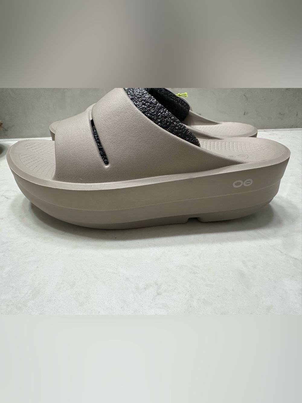 OOFOS Women's Beige Slide Sandals - Lightweight Comfort, NWT size 9 - Picture 3 of 8